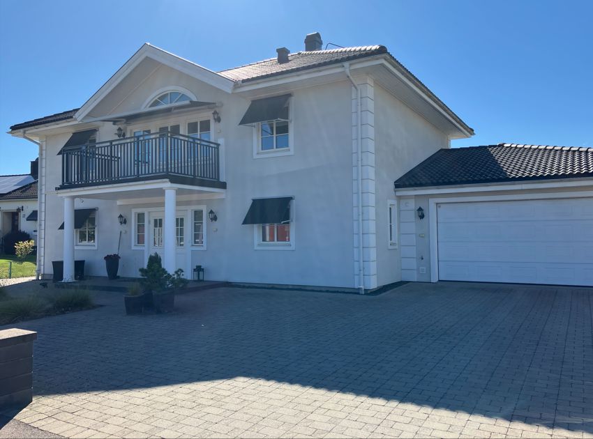 musta parvekekaide pystyrimoilla. Helppohoitoinen ja huoltovapaa